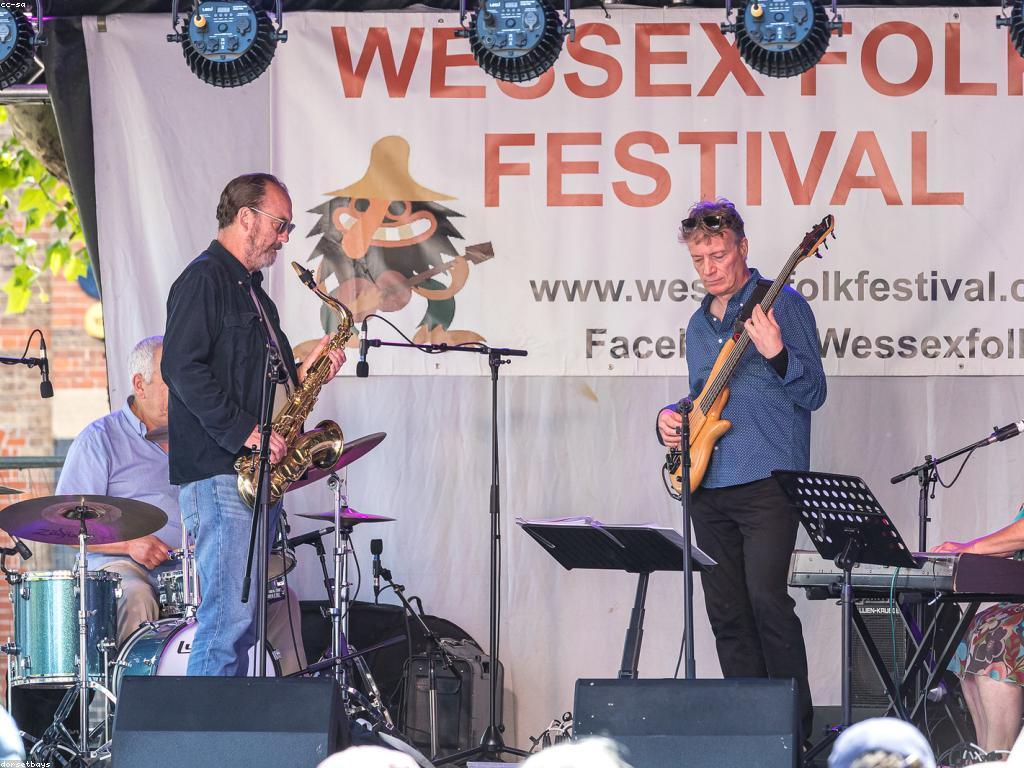 ឥទ្ធិពលនៃព្រឹត្តិការណ៍ពិសេសលើសហគមន៍